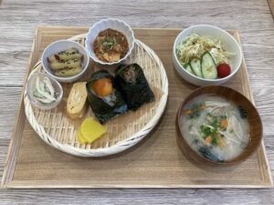 長嶺南｜ふわっふわのおにぎりとあったかいお味噌汁を一緒に味わえる専門店「おむすび」