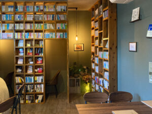 健軍｜本棚の中で読書できる！？本とスペシャルティコーヒーが楽しめる喫茶店