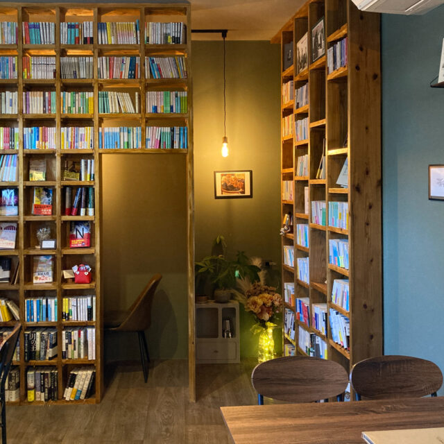 健軍｜本棚の中で読書できる！？本とスペシャルティコーヒーが楽しめる喫茶店