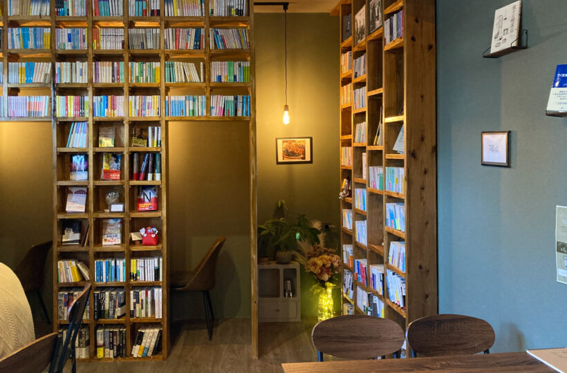 健軍|本棚の中で読書できる!?本とスペシャルティコーヒーが楽しめる喫茶店