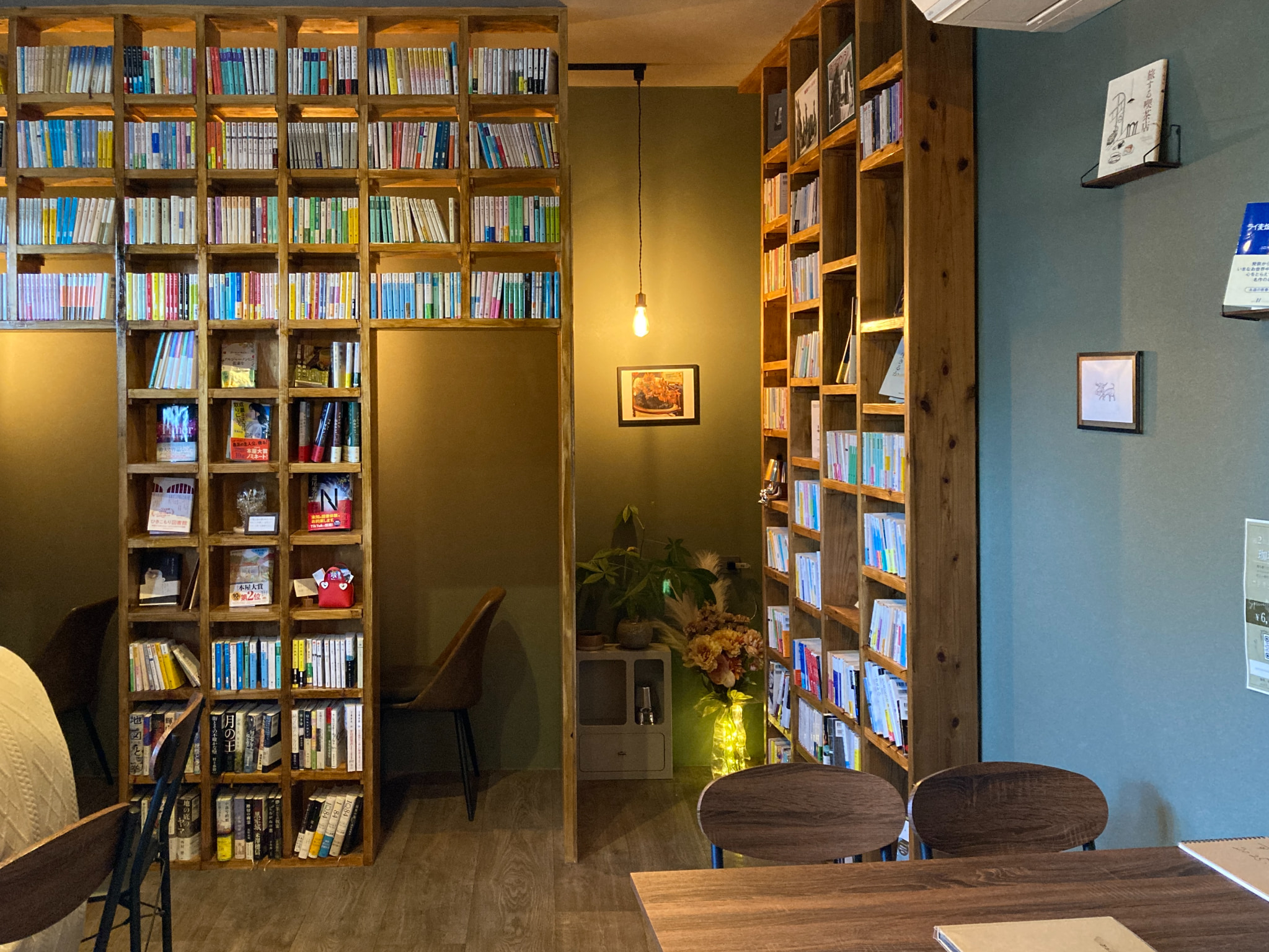 健軍｜本棚の中で読書できる！？本とスペシャルティコーヒーが楽しめる喫茶店