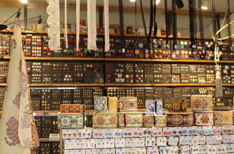 上通｜ボタンやパーツに、時間を忘れて夢中になる！横路地できらきら輝く雑貨店