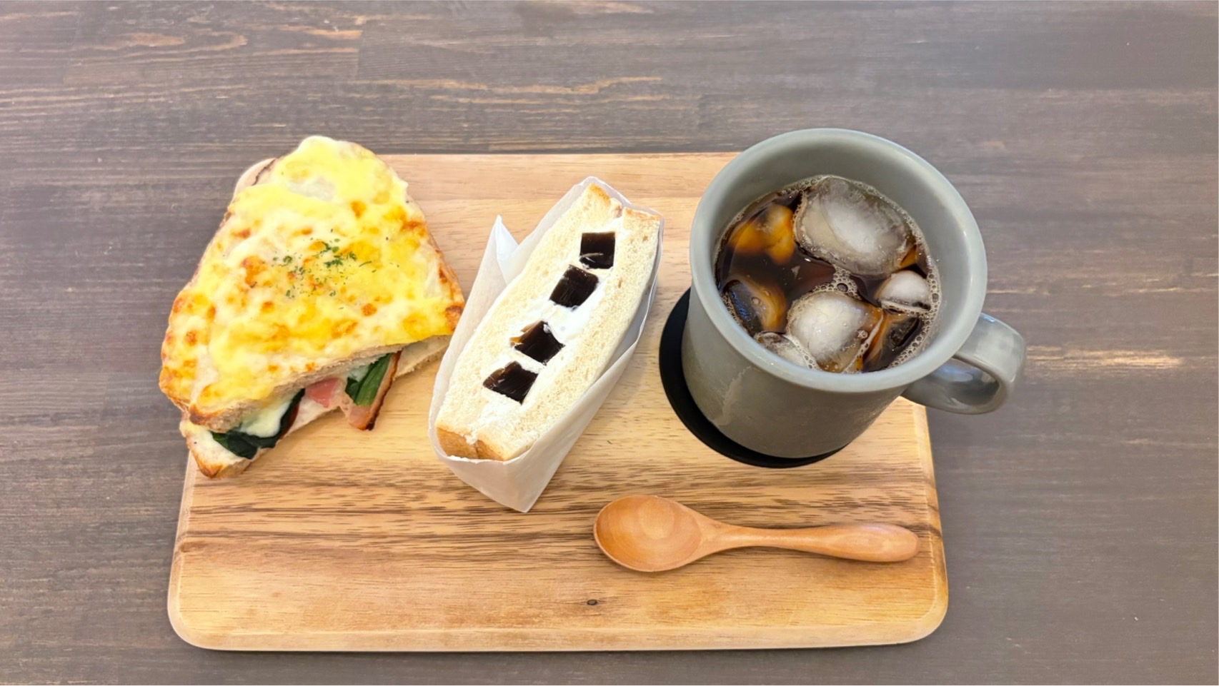 良町｜パン屋さん特製の贅沢パフェ！地域の人に愛される小さなベーカリー