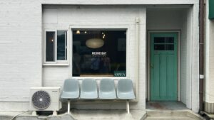 出水｜ベンチとグリーンのドアが可愛い！自家焙煎コーヒーとドーナツが人気のお店