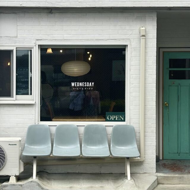 出水｜ベンチとグリーンのドアが可愛い！自家焙煎コーヒーとドーナツが人気のお店