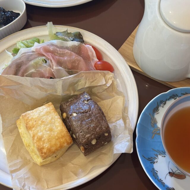 江津｜お気に入りのカップ＆ソーサーでいただく紅茶と手作りスコーン