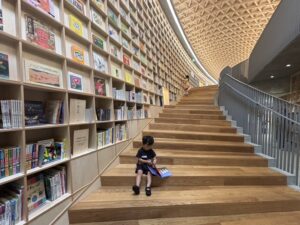出水｜子連れのおでかけはココ！子どもの感性を育む本の森