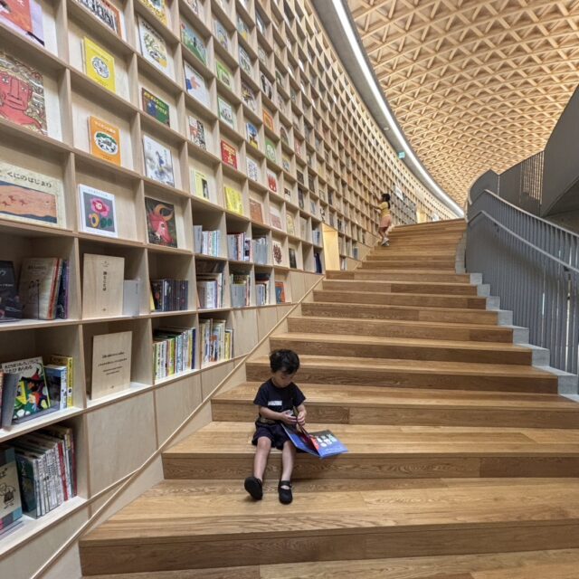 出水｜子連れのおでかけはココ！子どもの感性を育む本の森