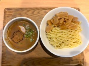 九品寺｜行列必至！濃厚スープと極太麺を味わえるつけ麺店