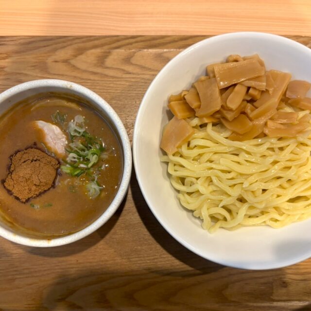九品寺｜行列必至！濃厚スープと極太麺を味わえるつけ麺店