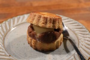 山鹿｜築120年余の旧酒蔵で味わう、”焼き菓子とケーキと本”に囲まれた心地よい居場所