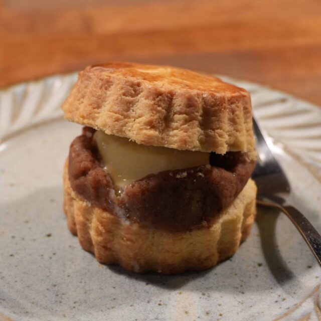 山鹿｜築120年余の旧酒蔵で味わう、”焼き菓子とケーキと本”に囲まれた心地よい居場所