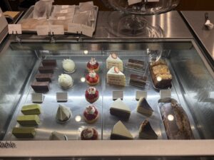 下通｜無機質な空間で味わうこだわりのスイーツとコーヒー