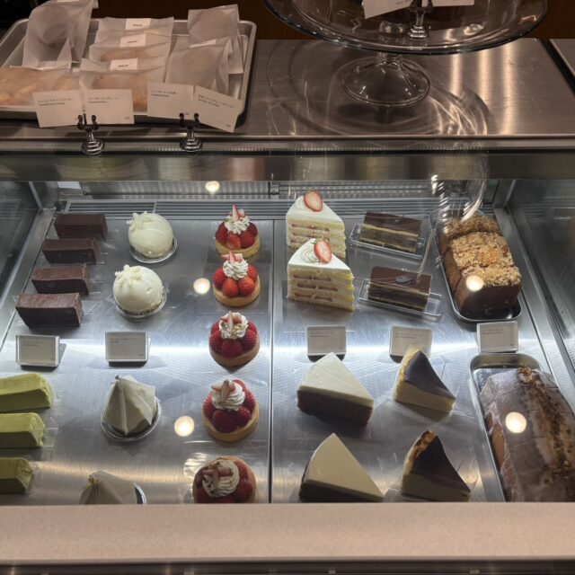 下通｜無機質な空間で味わうこだわりのスイーツとコーヒー