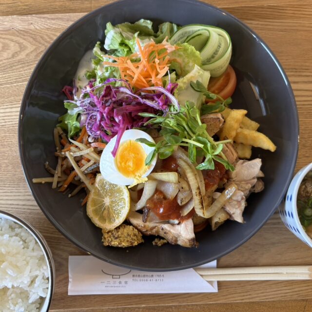 山鹿｜まるでビストロ！レトロな街並みに佇む、彩り豊かな料理を楽しめる食堂