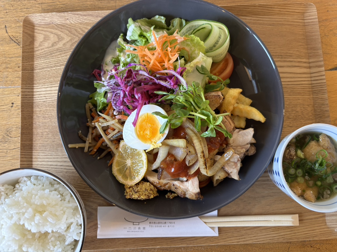 山鹿｜まるでビストロ！レトロな街並みに佇む、彩り豊かな料理を楽しめる食堂