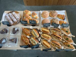 大津町｜青い屋根と煙突が目印！優しいご夫婦が営む、客の絶えないまちのパン屋さん