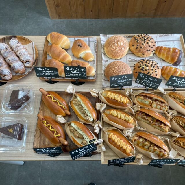 大津町｜青い屋根と煙突が目印！優しいご夫婦が営む、客の絶えないまちのパン屋さん