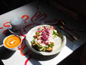 菊池｜人が集まり、物語が生まれる。看板ヤギが迎えてくれるユニークなカフェ