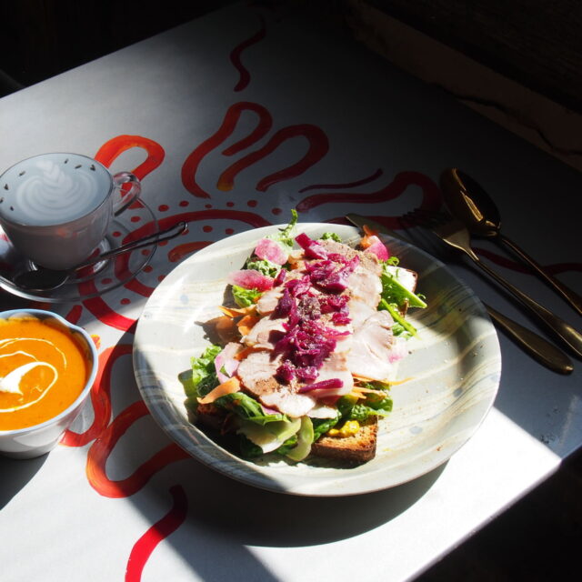 菊池｜人が集まり、物語が生まれる。看板ヤギが迎えてくれるユニークなカフェ