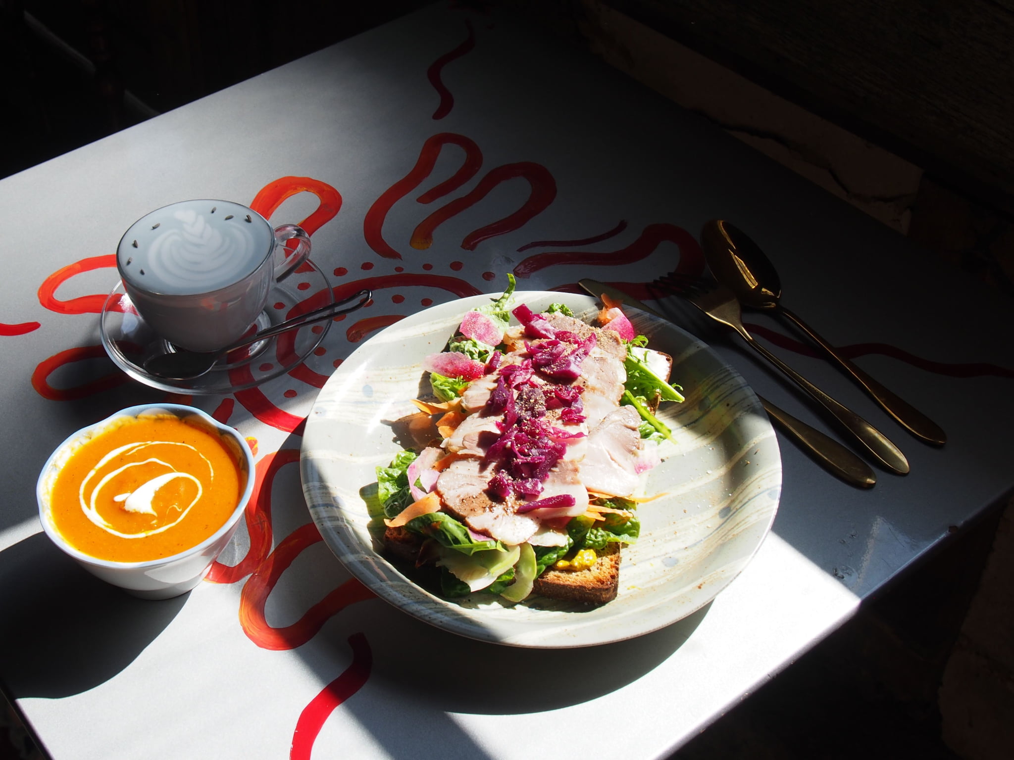 菊池｜人が集まり、物語が生まれる。看板ヤギが迎えてくれるユニークなカフェ