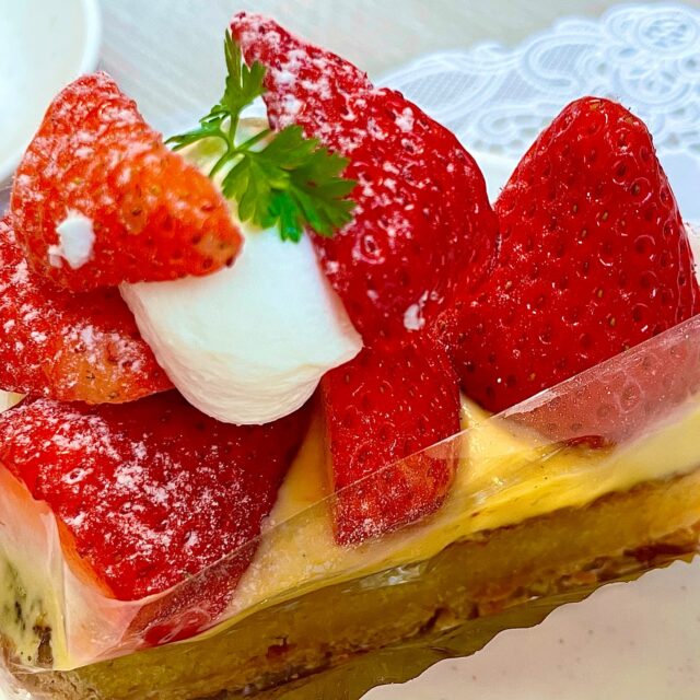 新屋敷｜季節を味わう。彩りにあふれたタルトやケーキが並ぶ街の洋菓子店