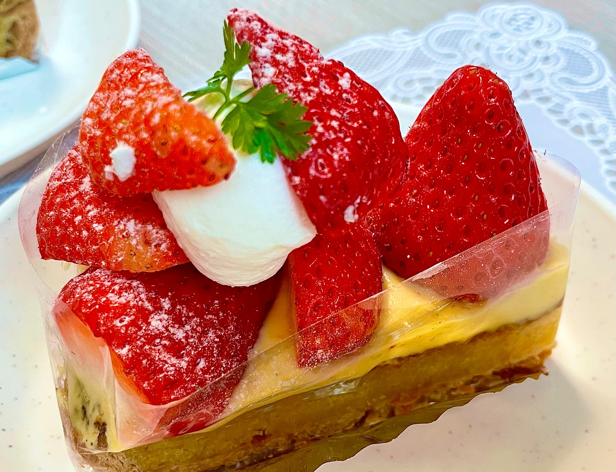 新屋敷｜季節を味わう。彩りにあふれたタルトやケーキが並ぶ街の洋菓子店