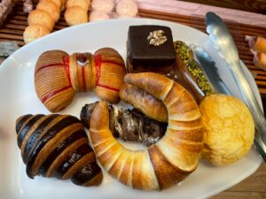 下通｜リボン型のパンにドバイチョコのパン！？19時まで営業しているオシャレな街中のパン屋さん