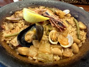 下通｜本場仕込みのパエリアをカジュアルに味わえるスペイン料理