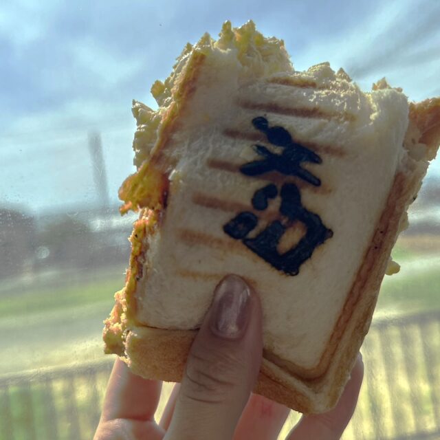 土河原｜クリーム色のキッチンカーで出会うこだわりのホットサンド