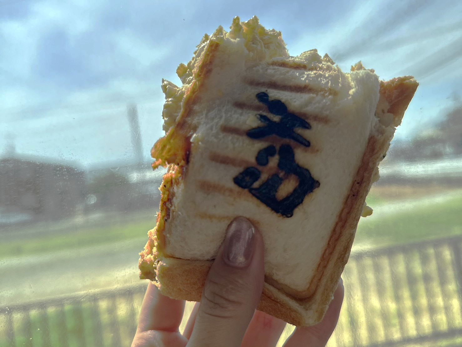 土河原｜クリーム色のキッチンカーで出会うこだわりのホットサンド