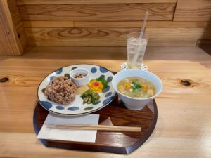 水前寺｜おかずは日替わり！熊本県産の無農薬・規格外野菜でつくるお総菜ともちもちの発酵玄米がいただける食堂