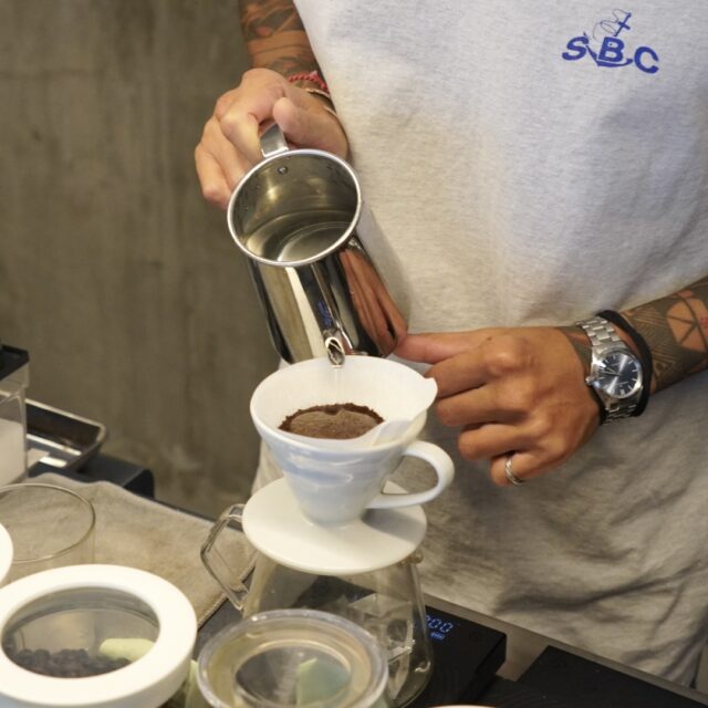 迎町｜好みに合わせて淹れるハンドドリップコーヒーとケーキが楽しめる秘密基地のような隠れ家カフェ