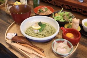 益城｜田園に佇む日本茶専門店で、移ろう味わいと冷やし御膳を