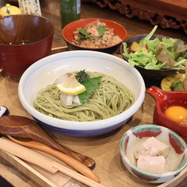 益城｜田園に佇む日本茶専門店で、移ろう味わいと冷やし御膳を