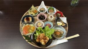 水上村｜1日10食限定、旬の食材を味わえる季節感あふれる小鉢のランチ